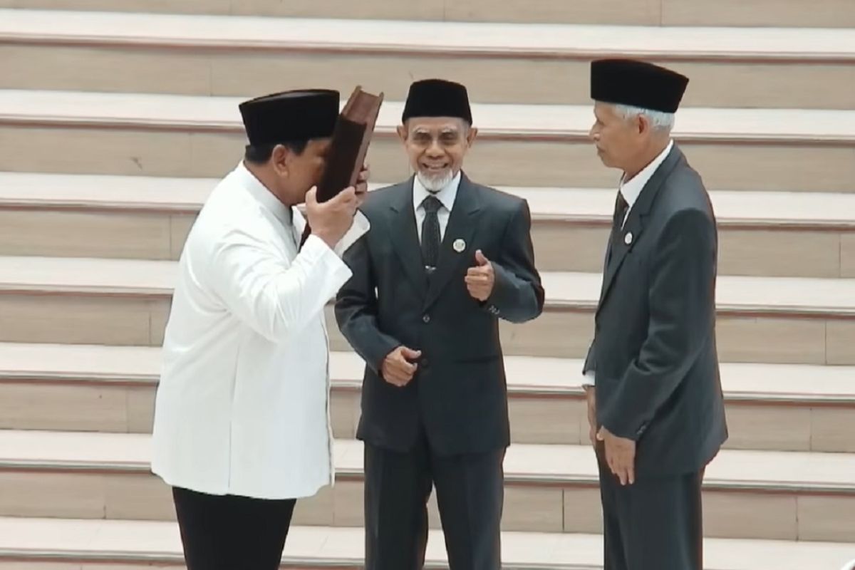 Prabowo Kisses Gontor Al Quran Mushaf Presented as Gift