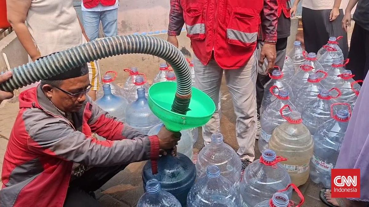 Residents in Kunciran, Tangerang, Queue for Water Relief Amid Prolonged Drought