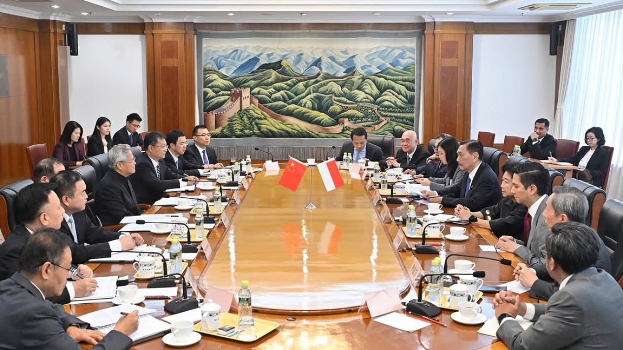 Luhut Meets Chinese Officials to Discuss Whoosh Debt, Outlines High-Speed Rail Project Sustainability