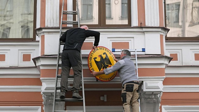 Sight of Officials Removing Eagle Emblem as Russia-Germany Tensions Escalate