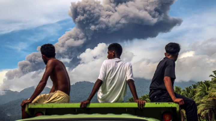 4 Active Indonesian Volcanoes Erupt, Spreading Volcanic Ash Across Region