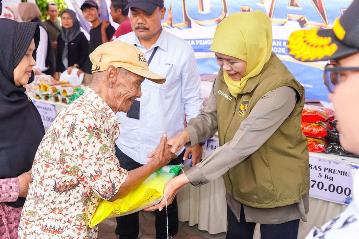 Khofifah Strengthens East Java Inflation Control via 139th Low-Cost Market