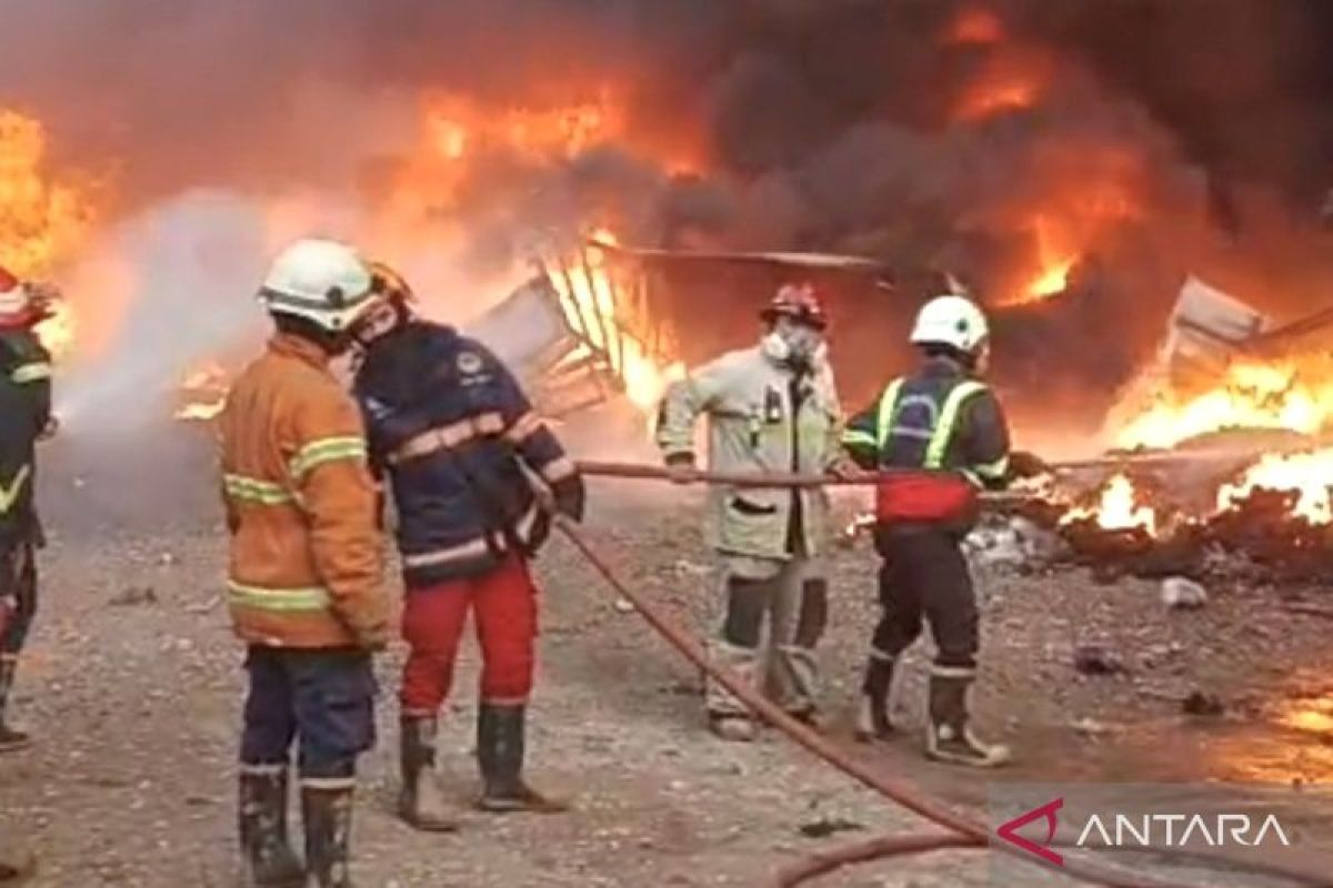 Fire Devours Plastic Resin Warehouse in Cikarang Timur, Bekasi