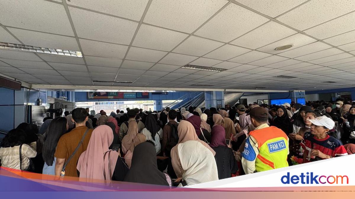 Commuters Wait for Over an Hour at Juanda Station Amid Passenger Surge