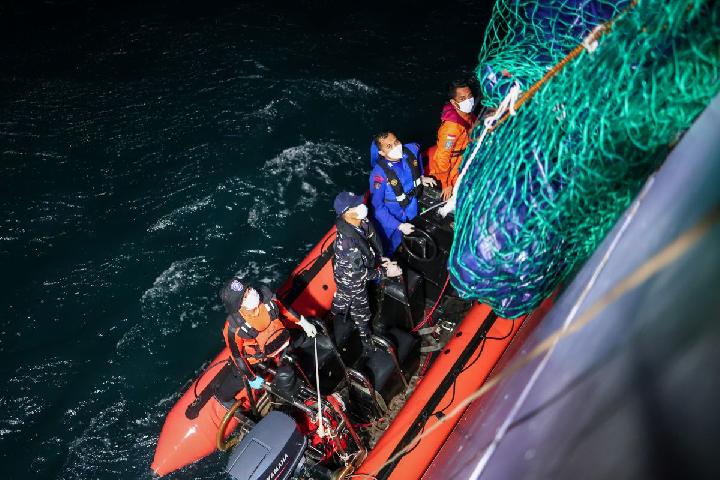 Divers Enter Wreck of Capsized Virgo Ferry in Java Sea