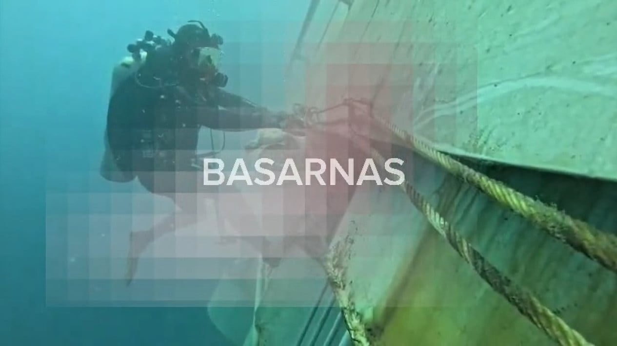 Dramatic: Basarnas BSG Divers Break Glass of KM Virgo Transport 8 to Search for Victims