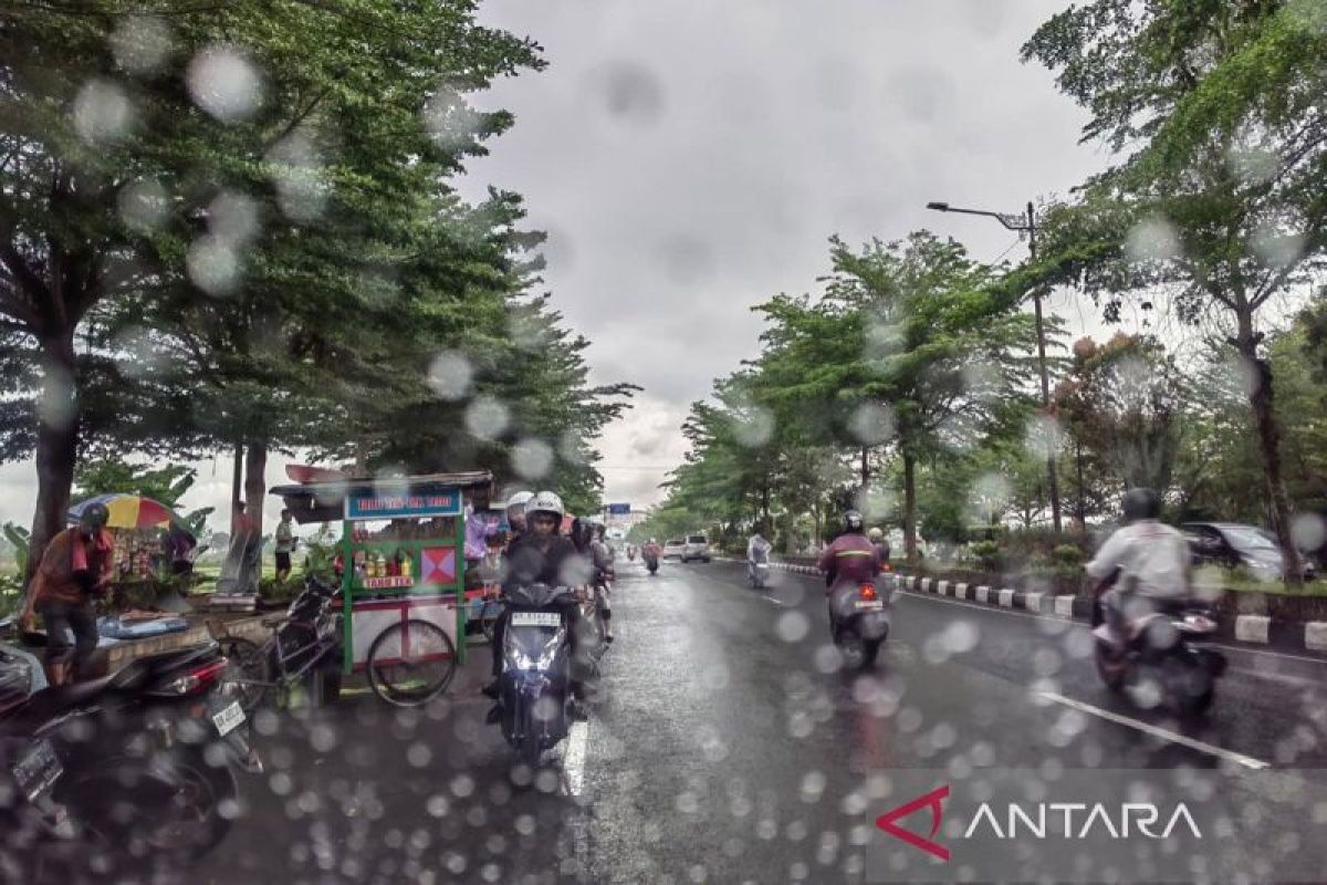 BMKG forecasts cloudy skies to light rain to dominate Indonesia
