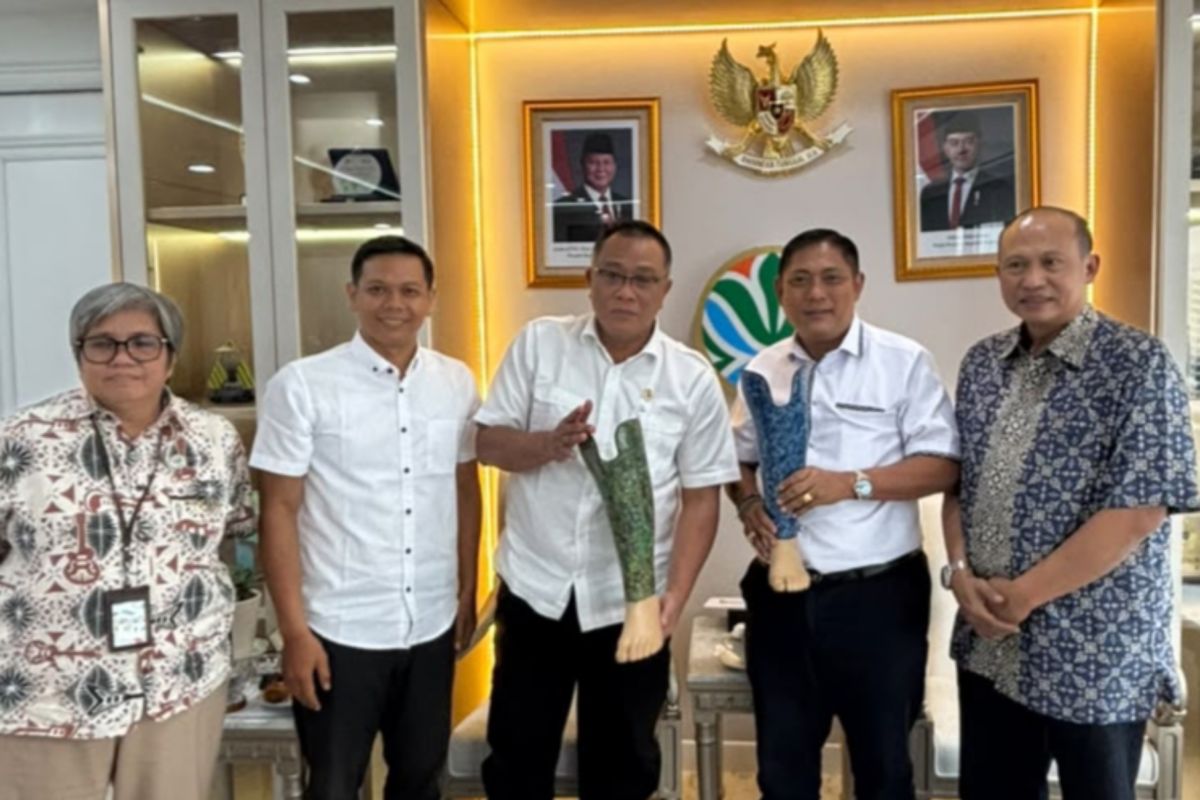 Environment Minister Applauds Use of Plastic Waste as Raw Material for Prosthetic Limbs