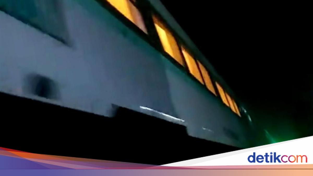 Level Crossing Guard Falls Asleep, Causing Train to Emergency Stop in Tulungagung