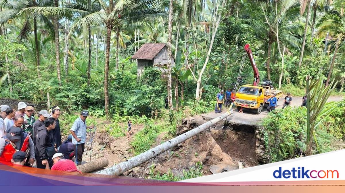 Kebung-Banyucampah Road Collapses, Residents Build Emergency Bridge