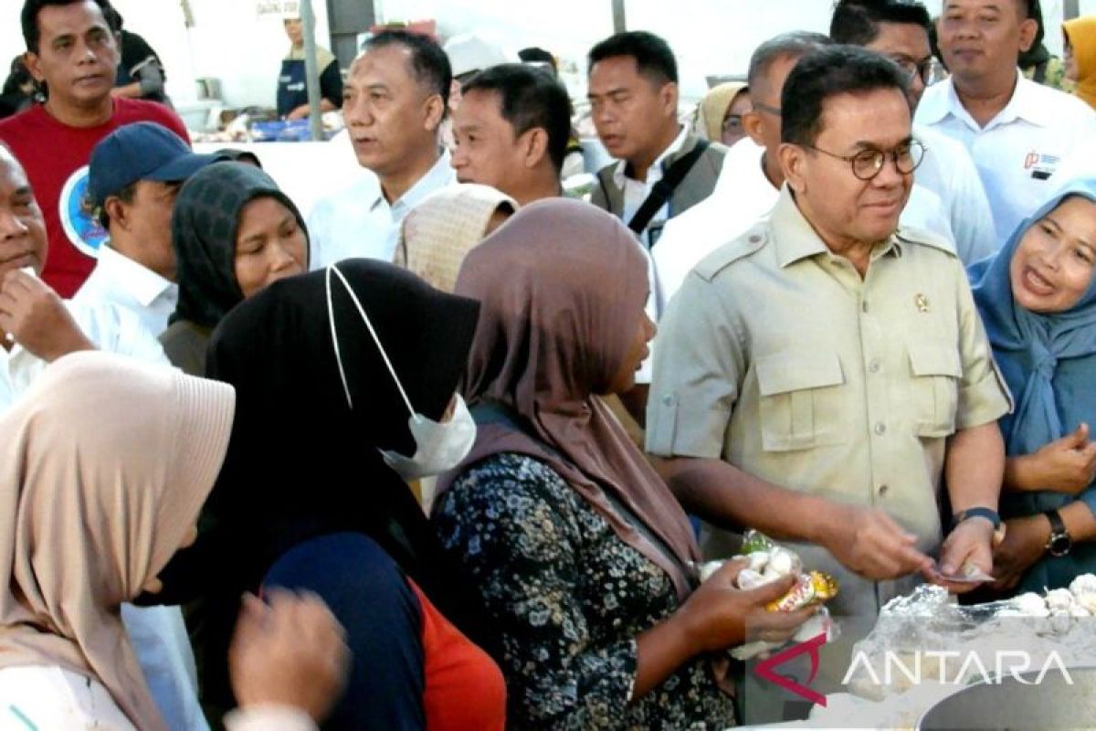 Trade Minister Confirms Stability of Basic Commodity Prices in Sleman Market