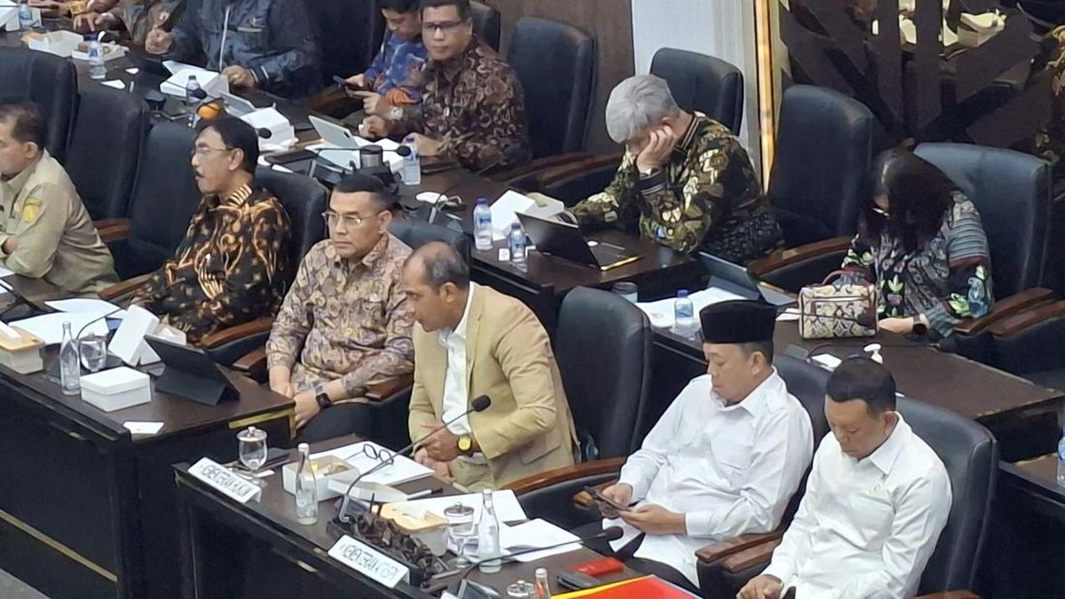 Nusron Appears at DPR Meeting After Two Consecutive Absences