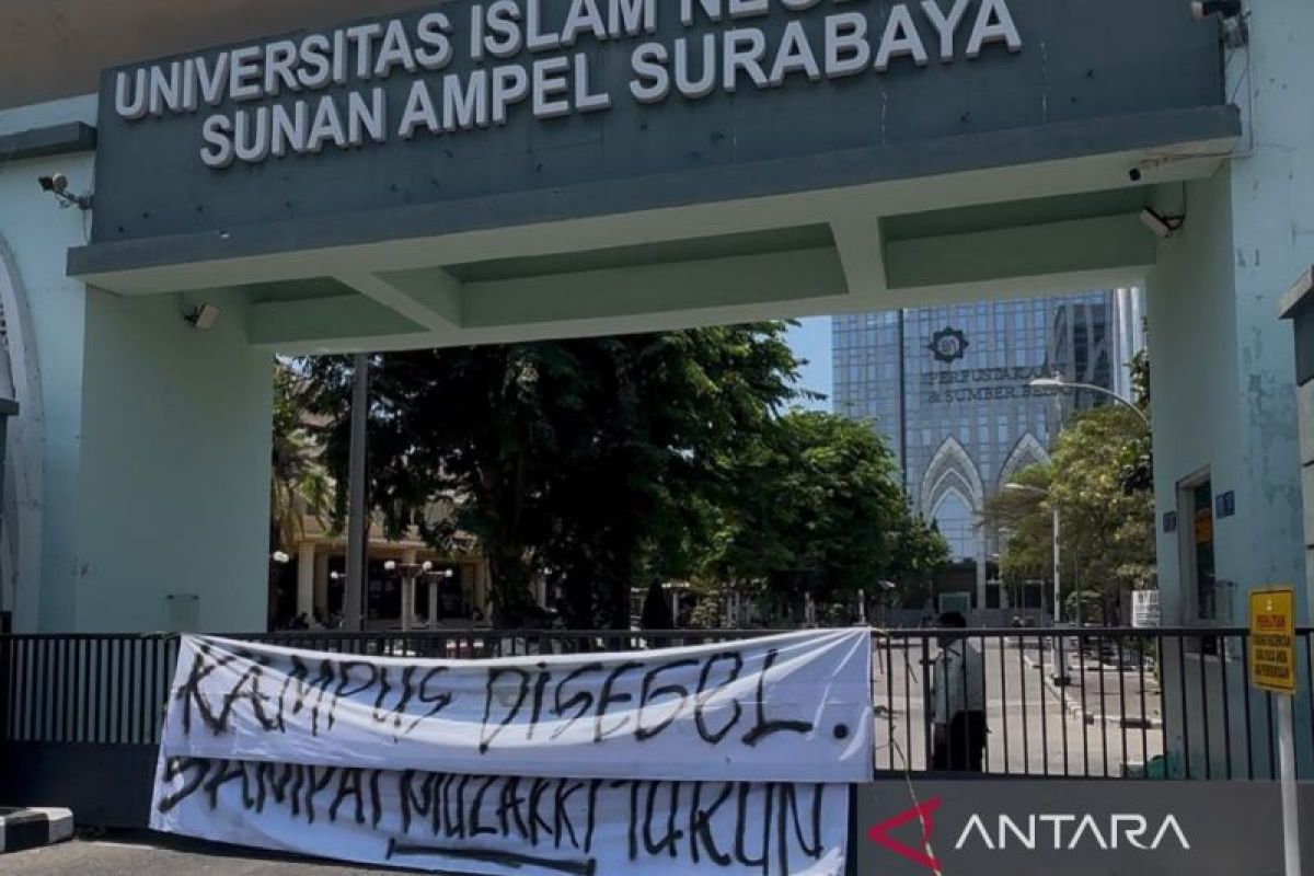 UINSA Students Seal Campus Gates, Demanding Rector's Resignation
