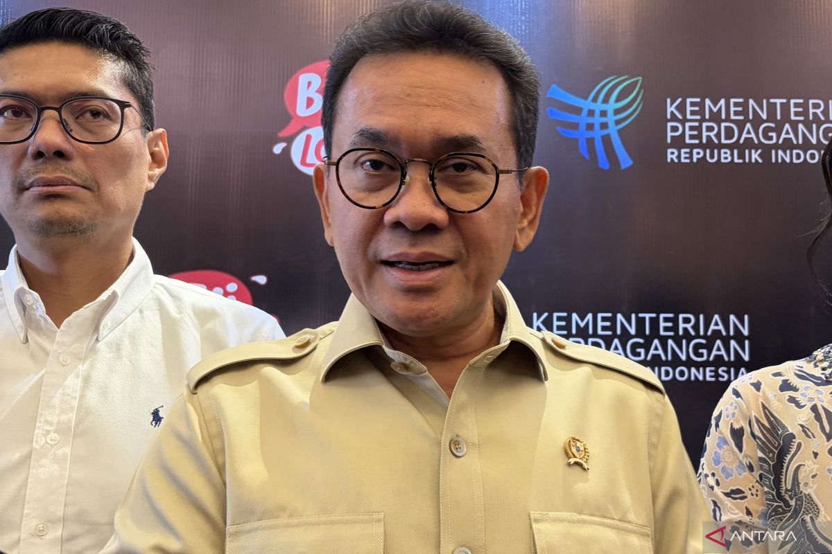 Trade Minister ensures communication with modern retailers regarding premium rice stocks
