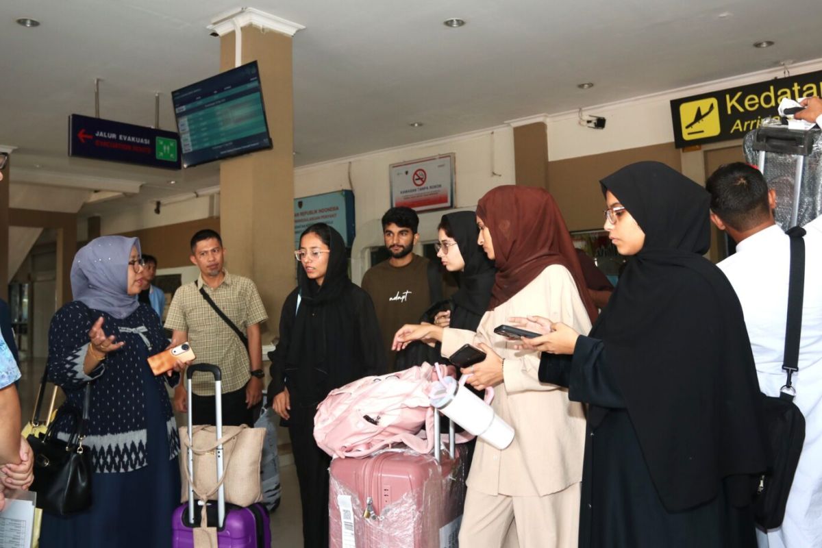 UNIB Welcomes 35 International Students from 10 Countries for 2026 Academic Year