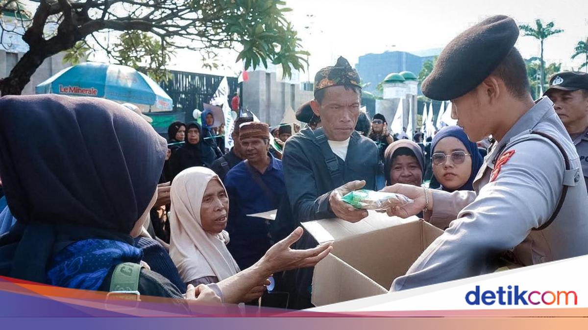 Police Distribute Bread and Mineral Water Amid Protests at DPR Building
