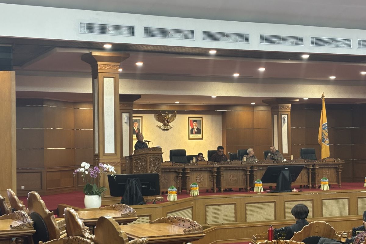 Koster Outlines Railway Plans and Toll Road Route Changes to Bali Regional Council