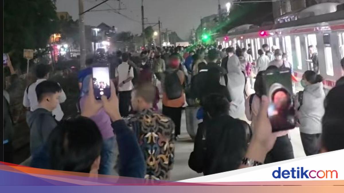 Truck Breaks Down at Bekasi Timur Station Crossing, Causing KRL Passengers to Evacuate