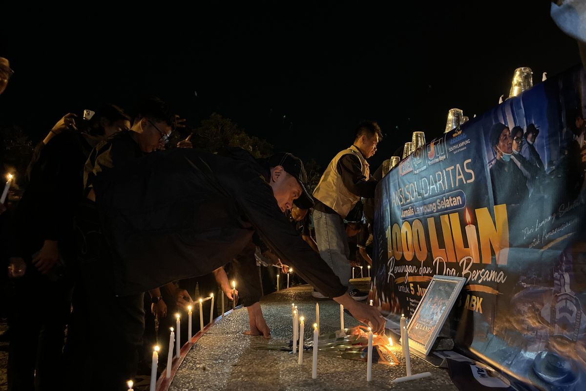 A Thousand Candles for Five Journalists and Three Crew Members Missing in the Sunda Strait