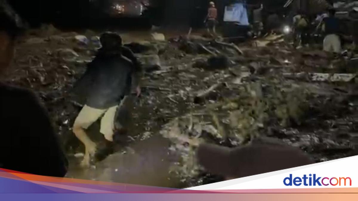 Flash Floods Hit Solok Region, Severing Road Access to Padang