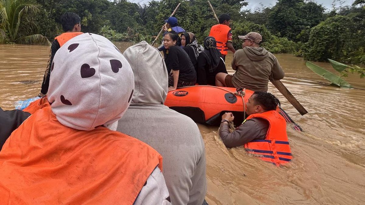 Flash Floods Hit Solok, Severing Road Access to Padang