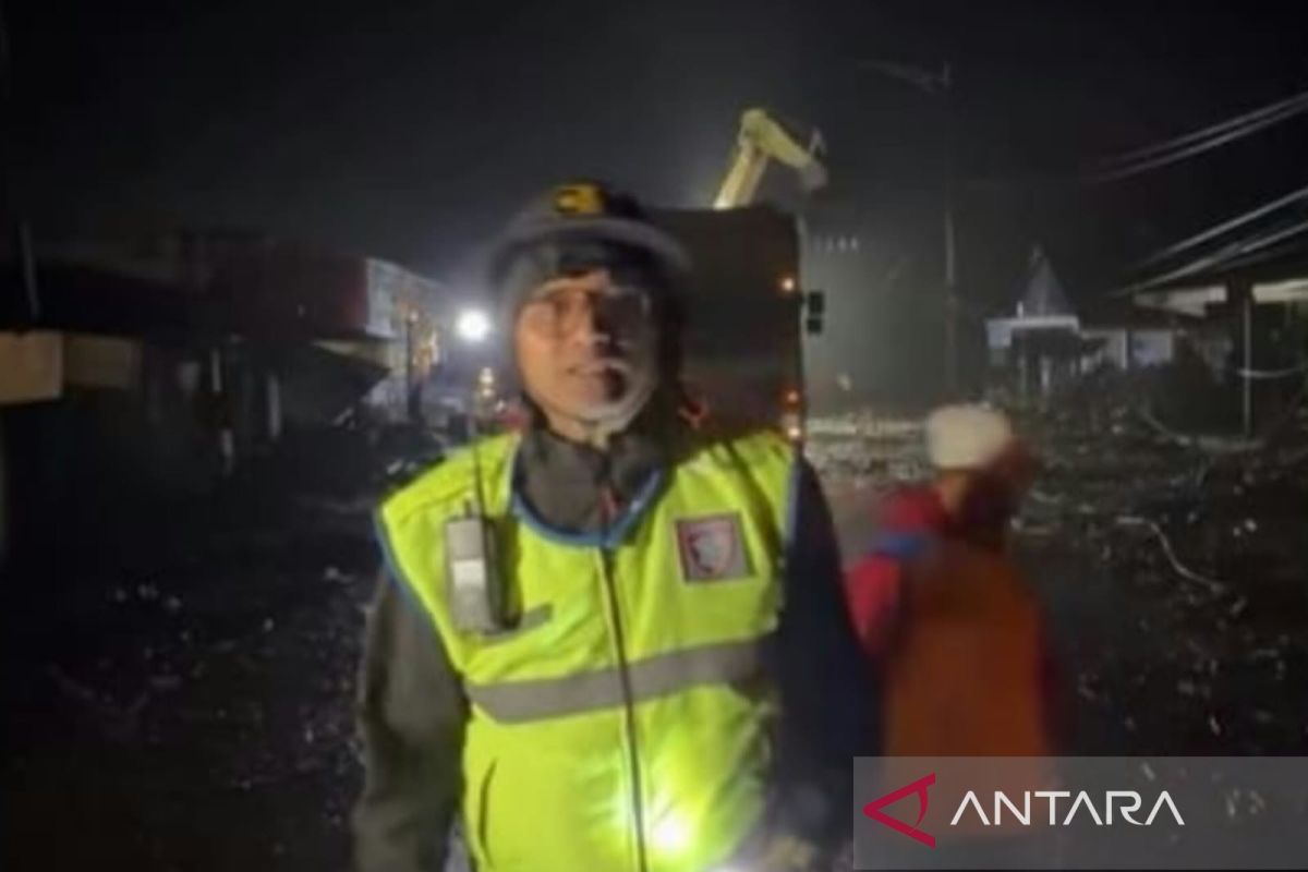 Solok-Padang road access severed due to flash flood in Arosuka