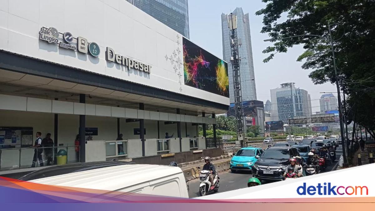 Truck Hits Busway Separator; Denpasar Bus Stop Resumes Operations