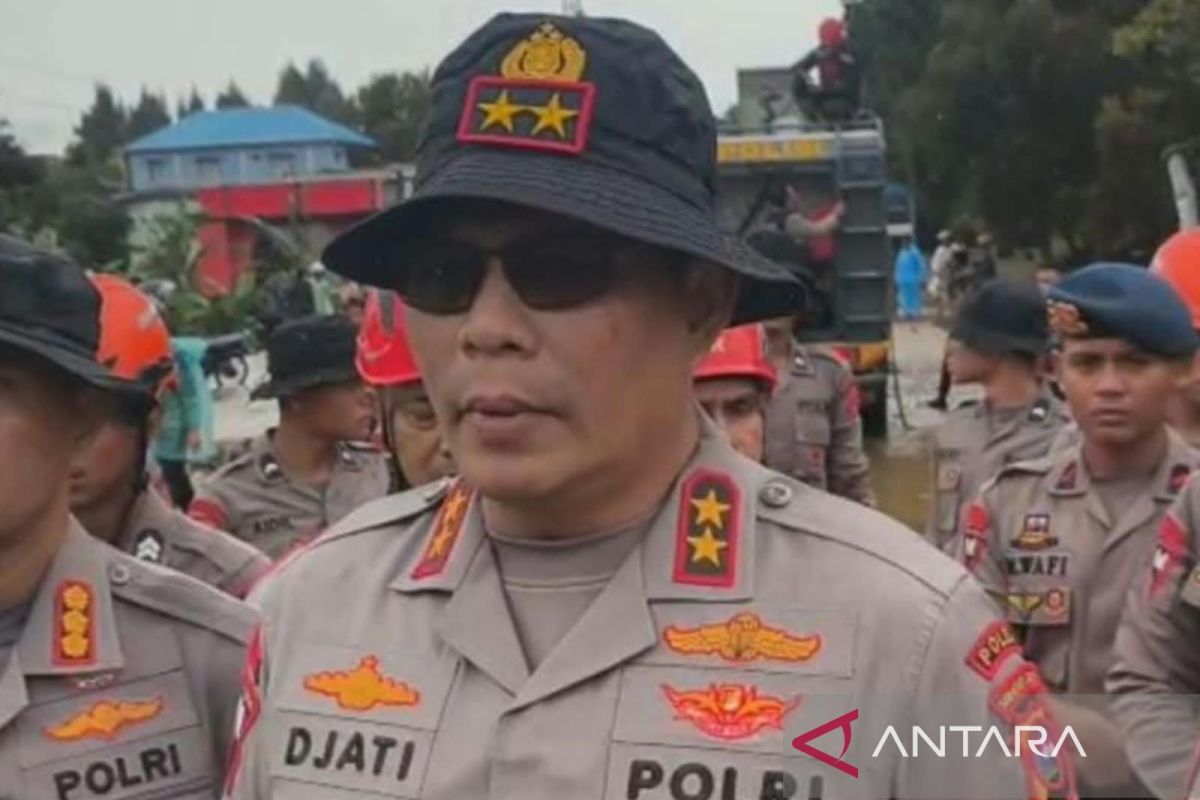 West Sumatra Regional Police Assist in Flash Flood Response in Solok Regency