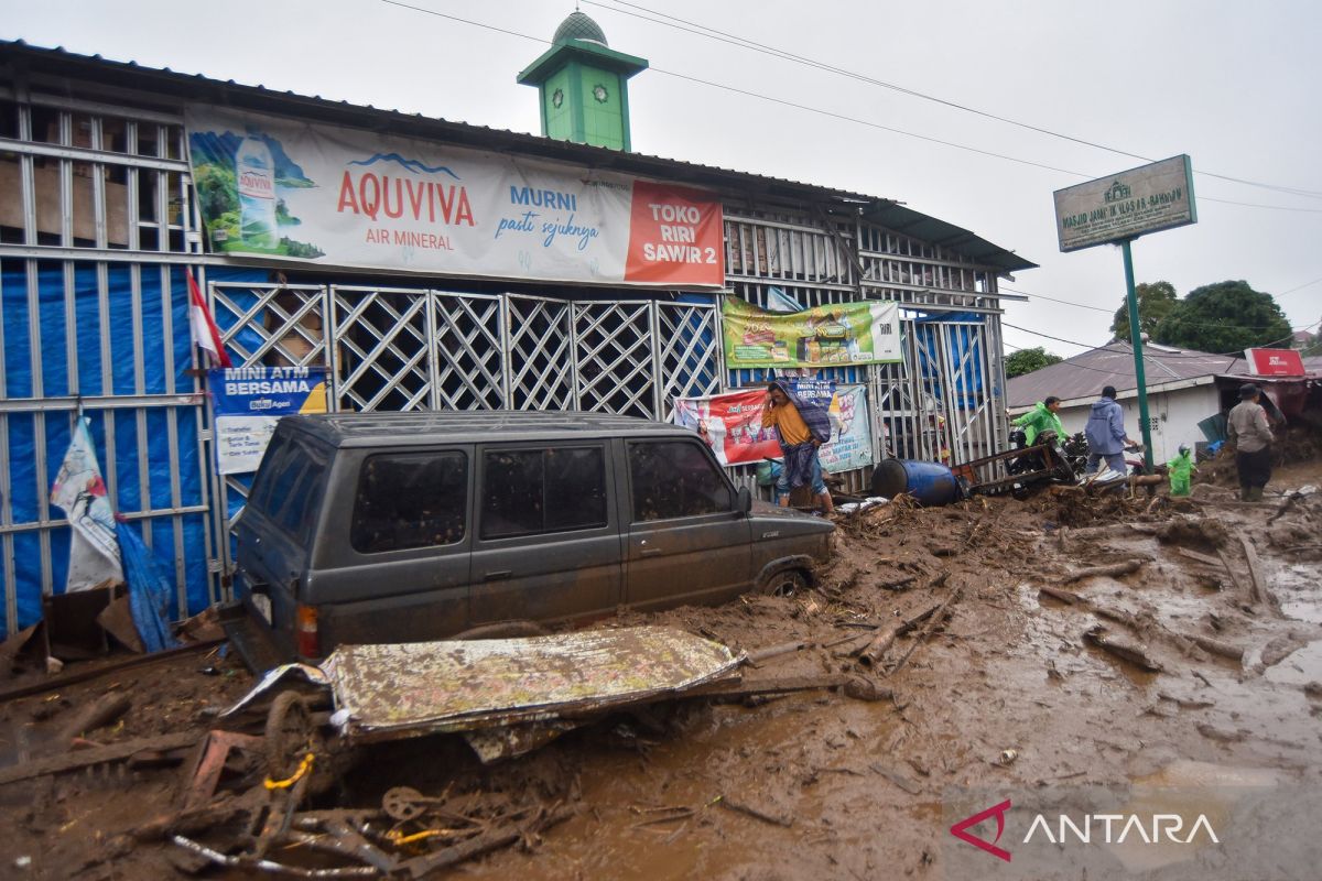 Flash flood hits Arosuka Solok, submerging vehicles and severing national road access