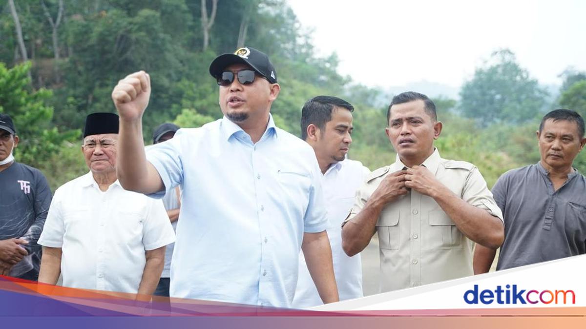 Andre Rosiade Dispatches 3 Excavators and 2 Dump Trucks to Address Solok Regency Flash Floods