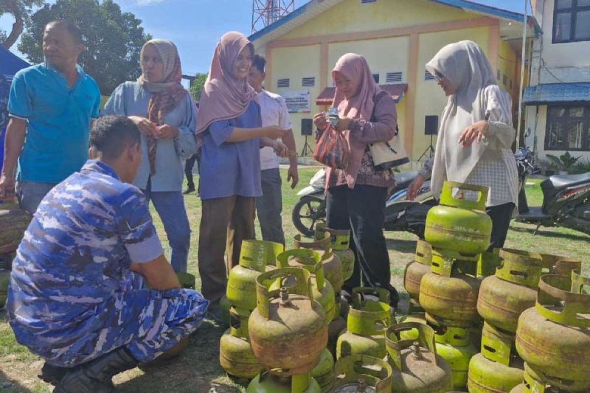 Sultan Iskandar Muda Air Force Base Holds Cheap Market to Provide Affordable Basic Necessities