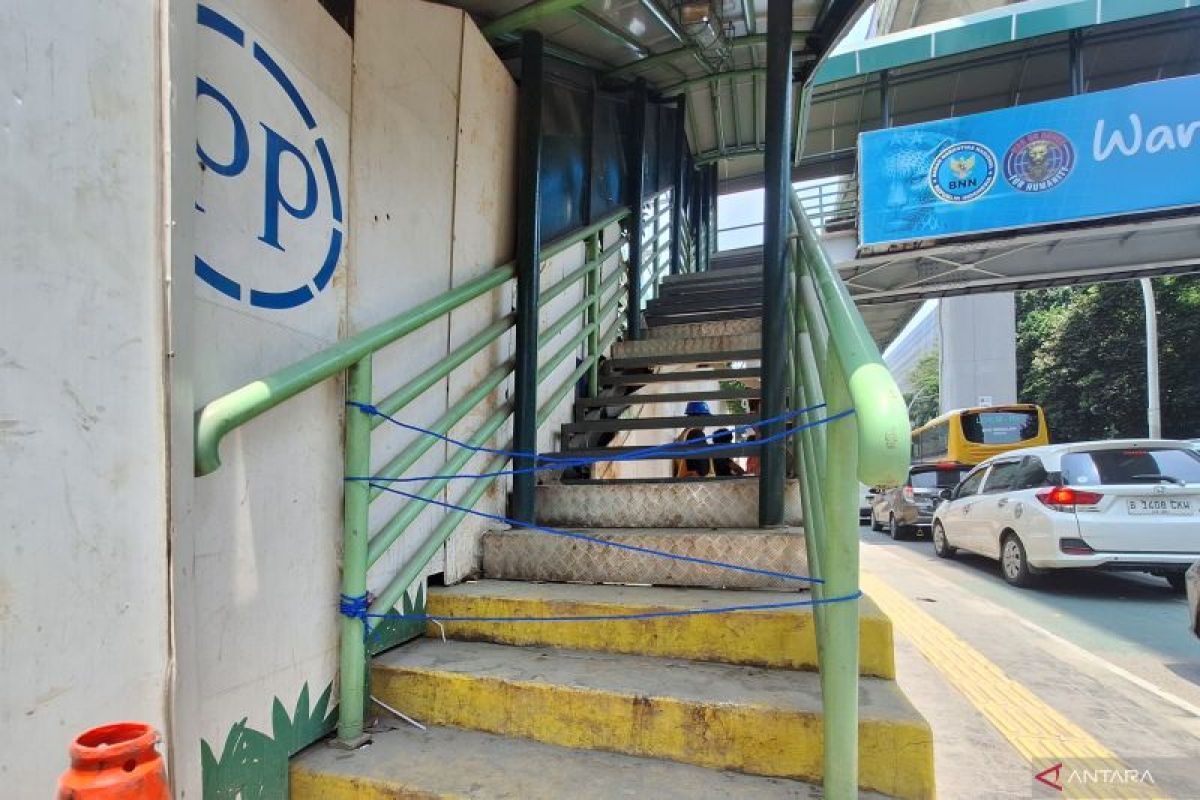 Residents concerned over missing pedestrian bridge plates on Jalan Kyai Maja