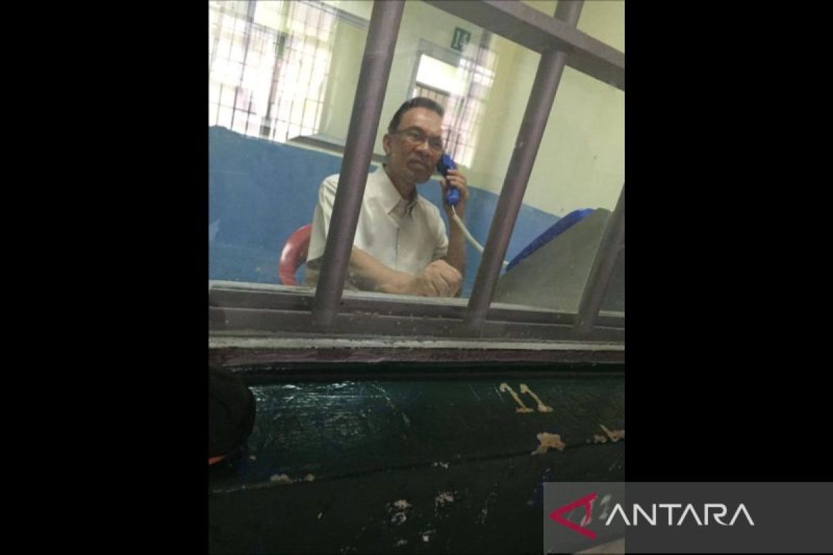 Anwar Ibrahim reminisces about time in detention