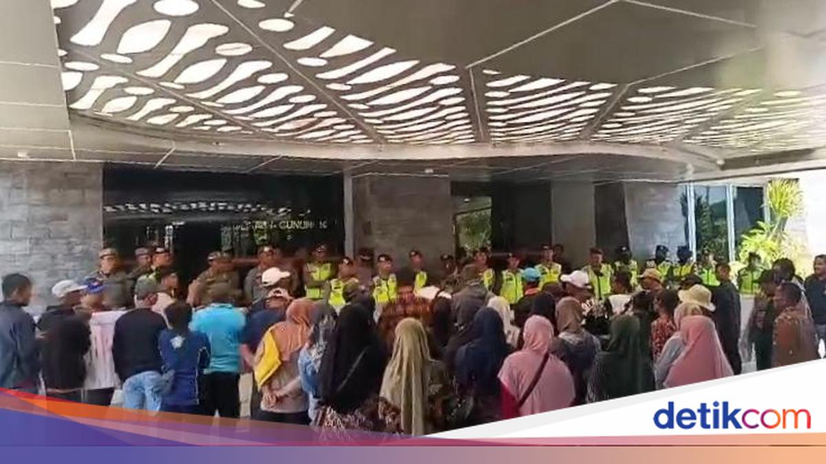 Road Access Closed by On The Rock, Watubolong Beach Traders Protest