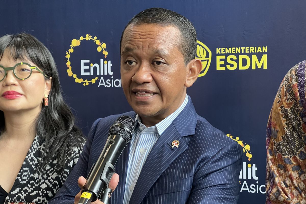 Minister Bahlil Urges Luxury Car Owners to Avoid Using Subsidised Fuel