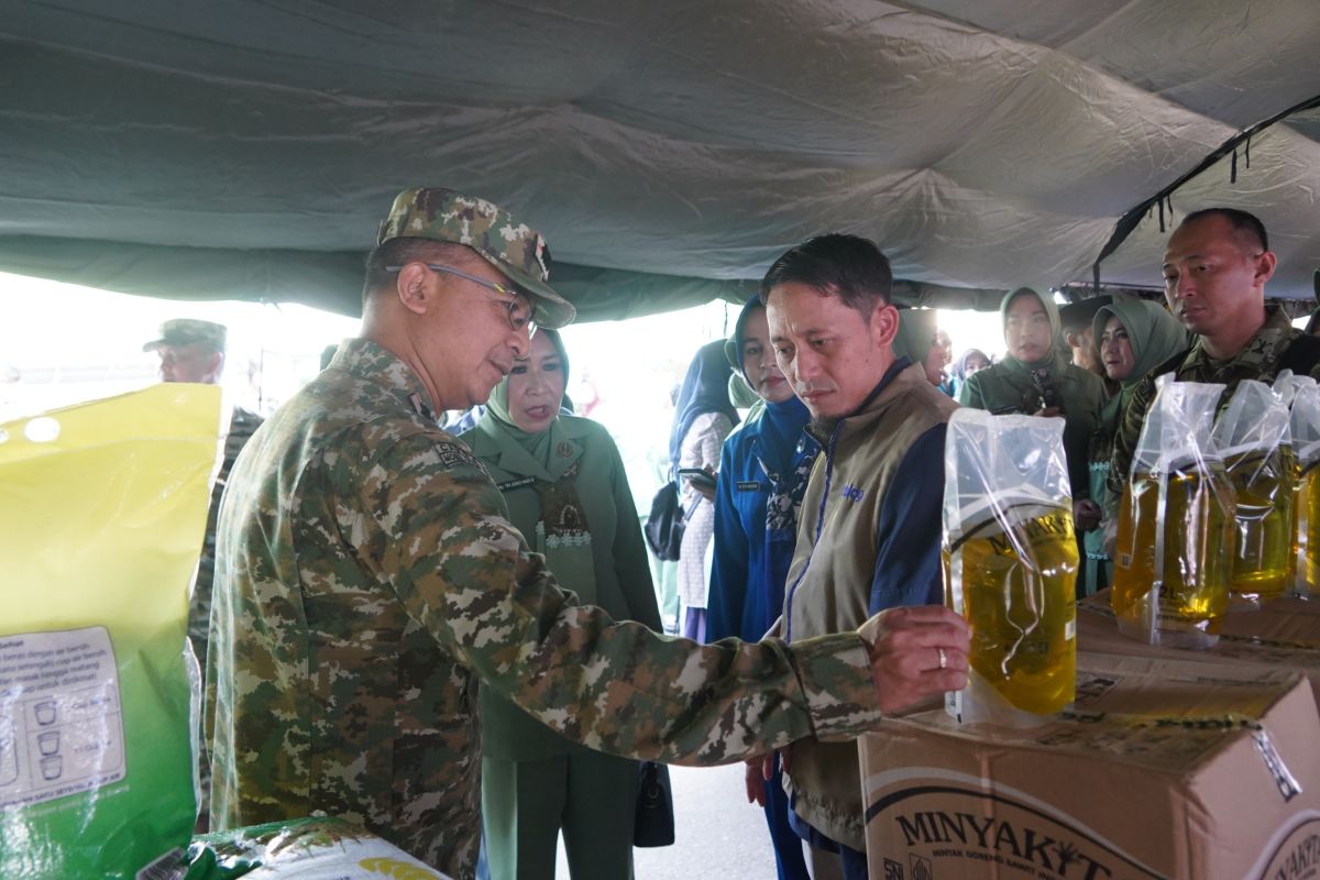 Iskandar Muda Military Command Holds Simultaneous Low-Cost Market Across Aceh