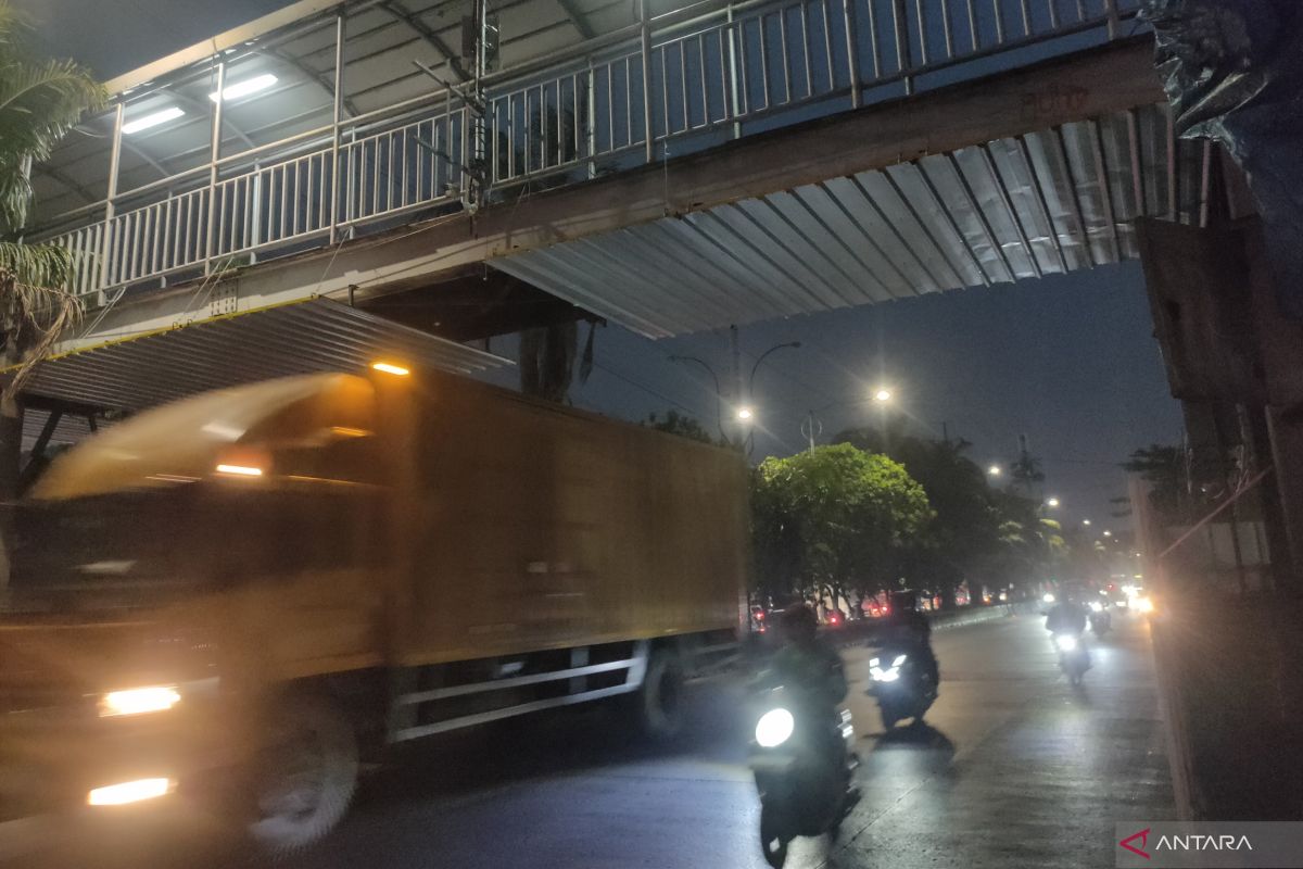 Overweight Truck Hits Construction Plate of Daan Mogot Pedestrian Bridge