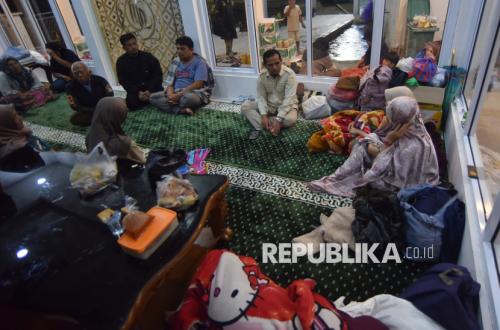 Flood Victims in Solok Evacuate to Prayer Rooms