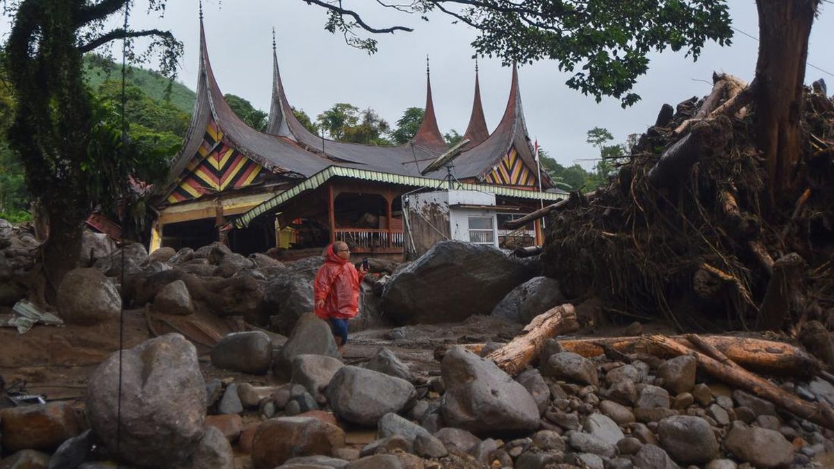 One Dead and One Still Missing Following Flash Flood in Solok