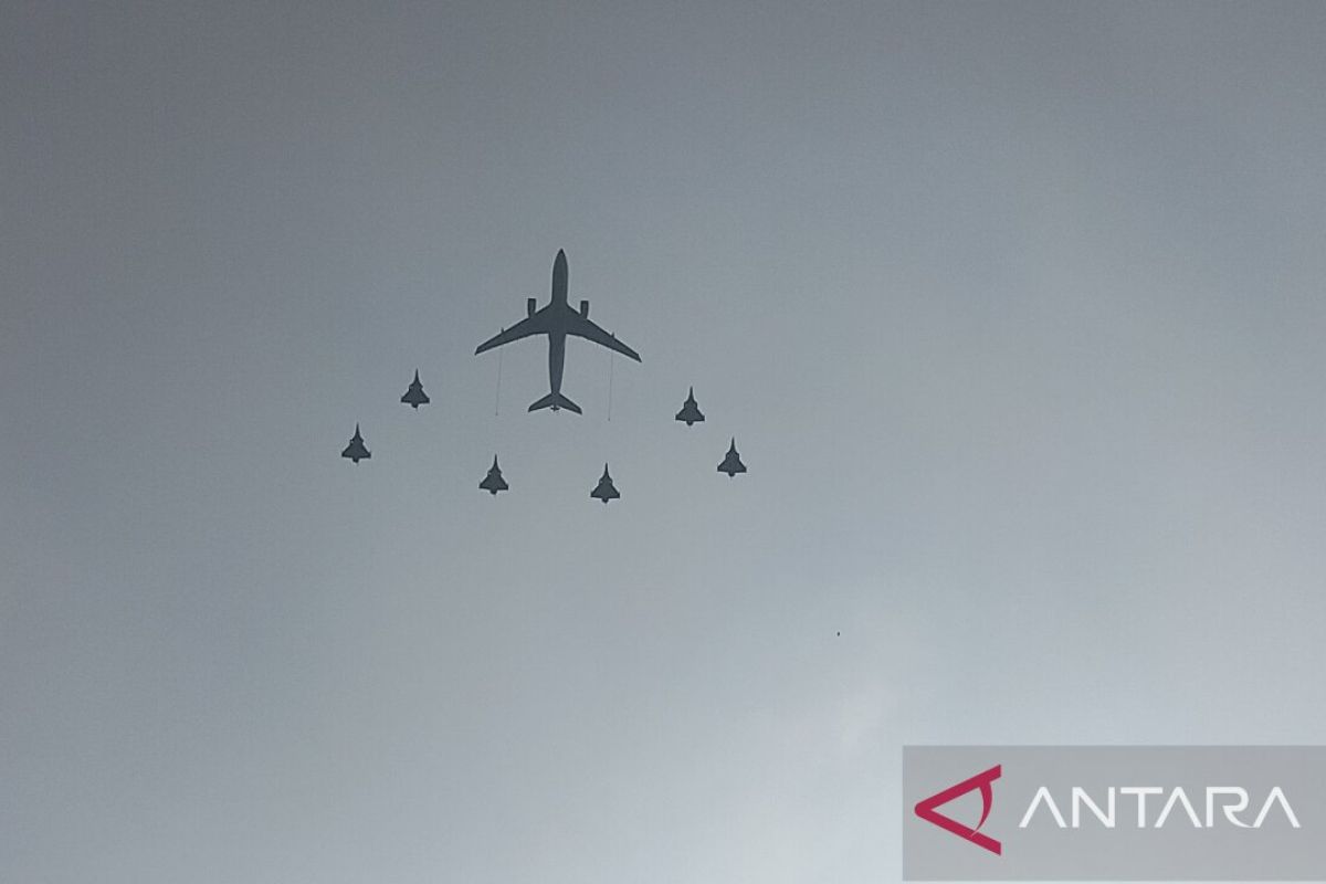 Indonesian and French fighter jets conduct mid-air refuelling simulations