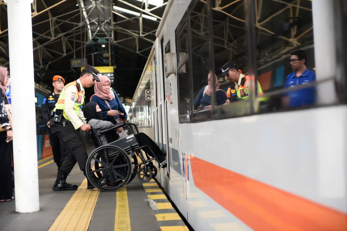 Services for the Disabled Available from Station Entrances