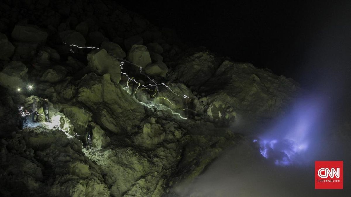 Blue Fire Phenomenon Appears at Several Crater Points on Mount Papandayan