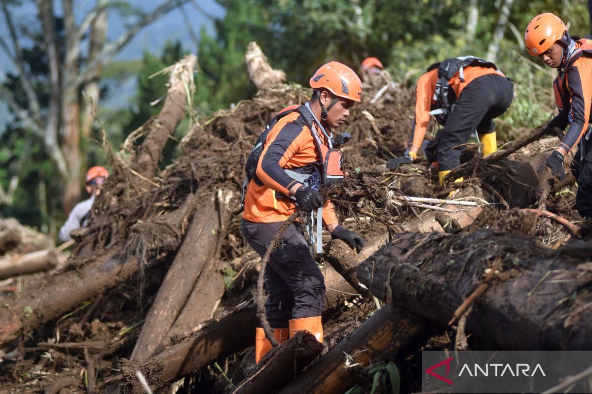 VP urges fast recovery after Solok flash floods