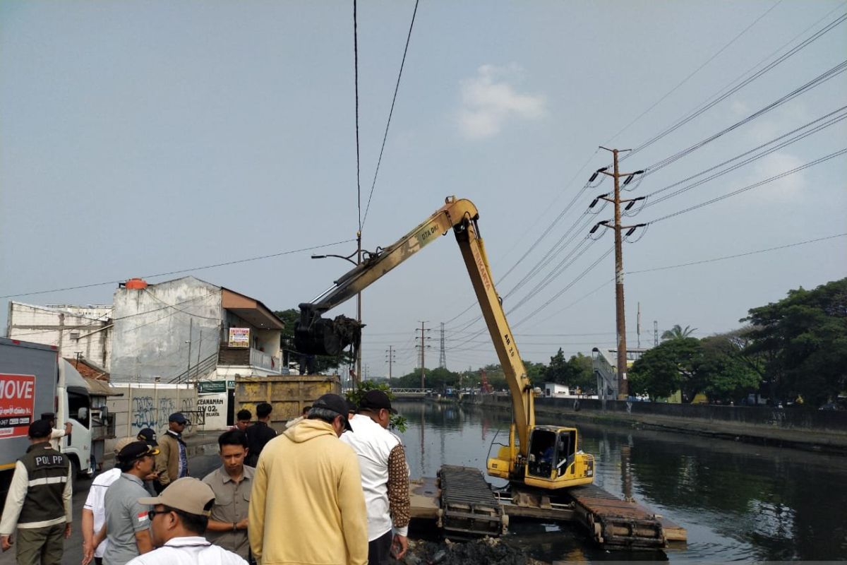 West Jakarta Water Resources Agency Changes River Sediment Removal Method