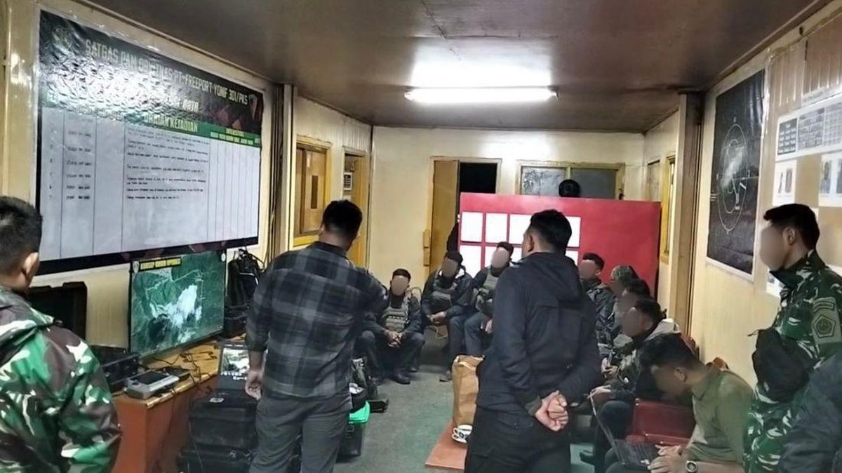 Four OPM Members Return to NKRI, Surrender Weapons to TNI Task Force