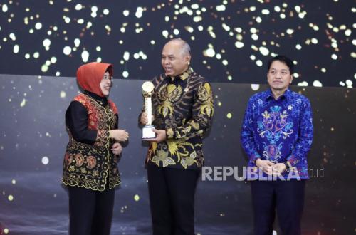 Receiving BPS Award, BSSN States Government Digitalisation is Absolute Necessity
