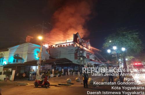 Hamzah Batik Malioboro Caught in Fire, Flames Visible from Upper Floors