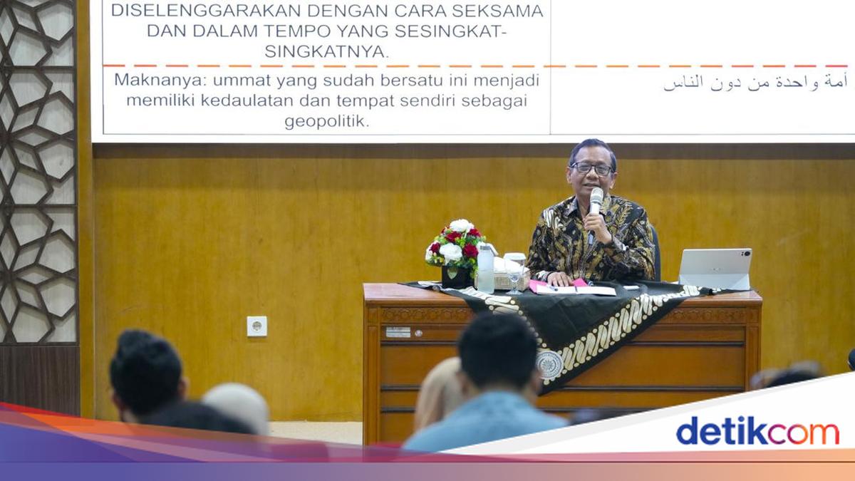 Mahfud MD Delivers Public Lecture on Pancasila and the Relationship Between Religion and State at UMY