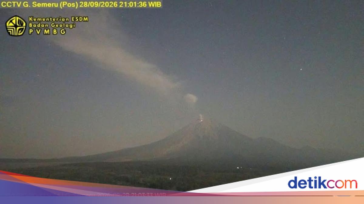Mount Semeru Erupts on Monday Night, Accompanied by Loud Explosions
