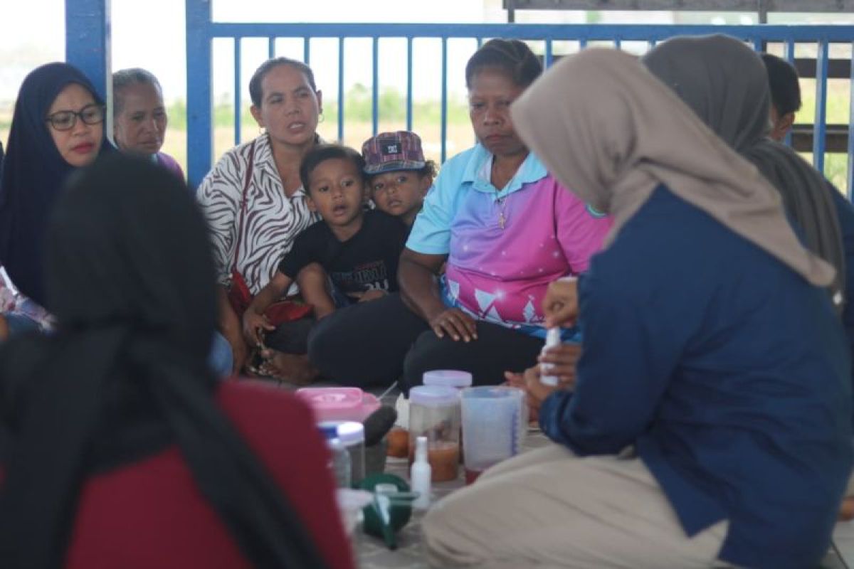 UI Expedition Team Educates Werianggi Residents on Processing Nutmeg into Hand Sanitiser